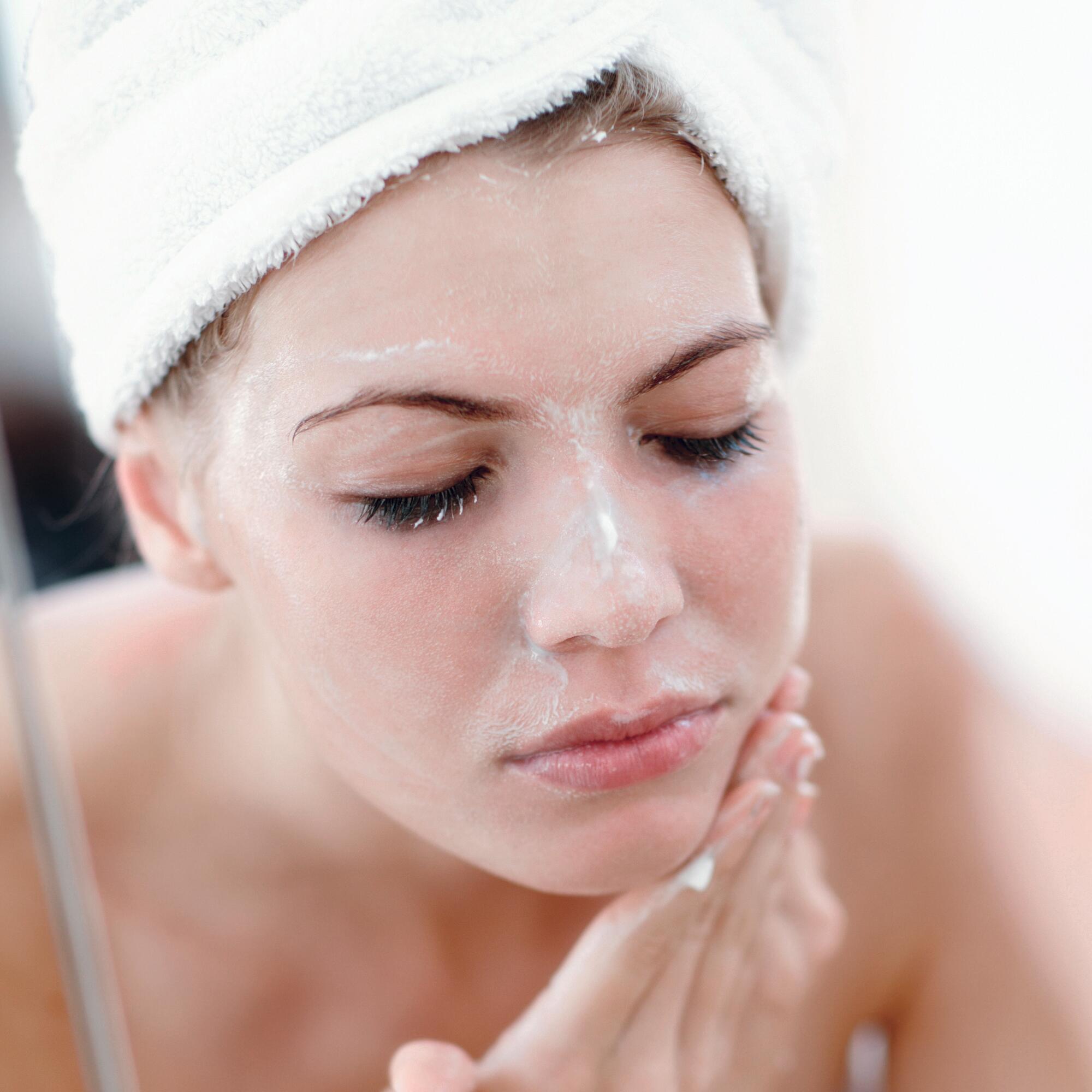 Gesichtsmaske bei Akne